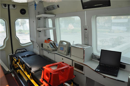 石屏县救护车内部